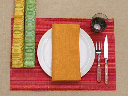鮮色誘惑餐桌上的草編物