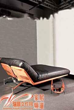 黑色皮質(zhì)兩折雙人沙發(fā)床 折疊沙發(fā)床讓坐臥兼得