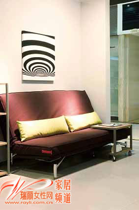 咖啡色絨面兩折雙人沙發床 折疊沙發床讓坐臥兼得