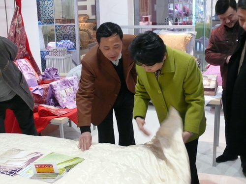 副省長(zhǎng)黃莉新來疊石橋家紡城調(diào)研