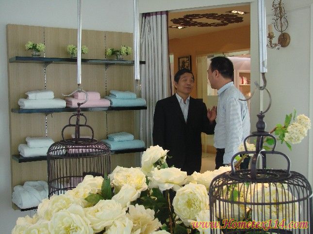 家紡協(xié)會(huì)會(huì)長(zhǎng)楊東輝金秋參觀紫羅蘭