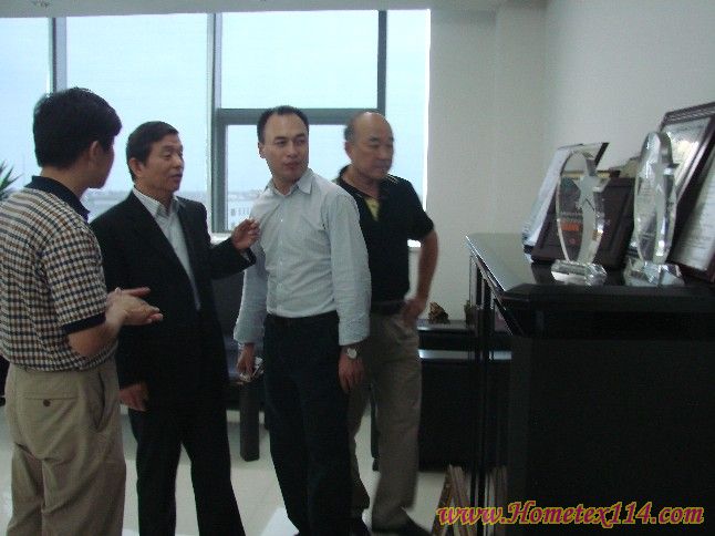 家紡協(xié)會(huì)會(huì)長(zhǎng)楊東輝金秋參觀紫羅蘭