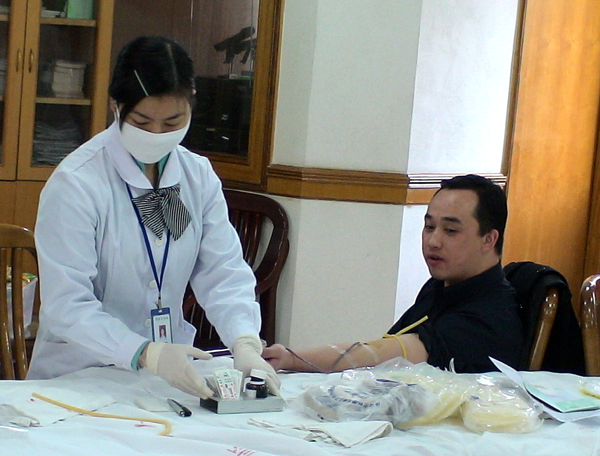 睡康寧公司組織員工自愿獻血