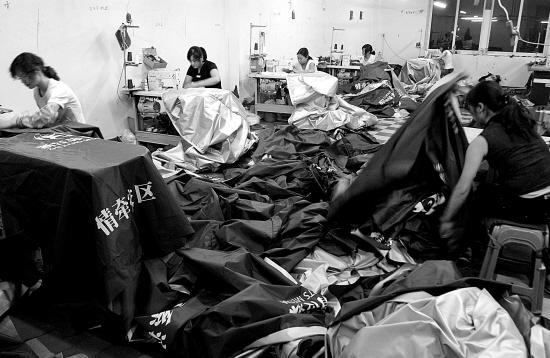 浙江女工日夜趕制救災(zāi)帳篷