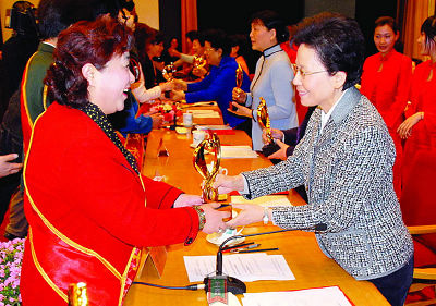 陸亞萍領“中國十大女杰”獎