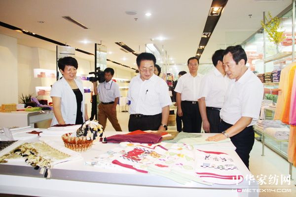 中華全國總工會(huì)副主席張鳴起孚日調(diào)研