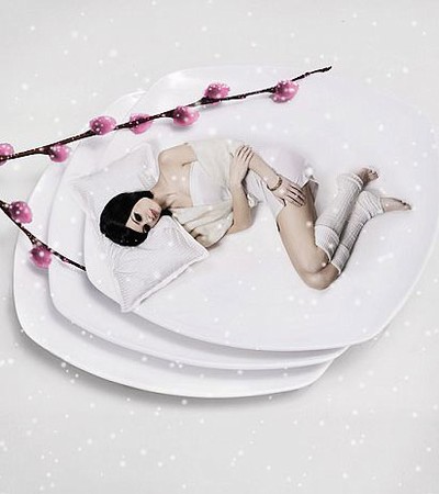 美女與餐具親密接觸