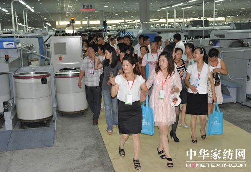 櫻花家紡為加盟商頒轎車