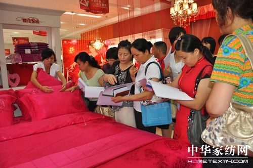 櫻花家紡為加盟商頒轎車