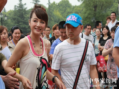 曹穎出席群愛家紡活動并續約