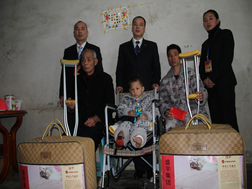 盛宇集團(tuán)黨支部獎金捐送祖孫三代特困戶