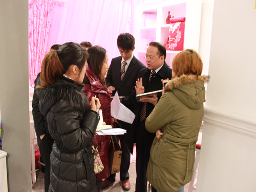 中針會上真愛美家受媒體“圍堵”