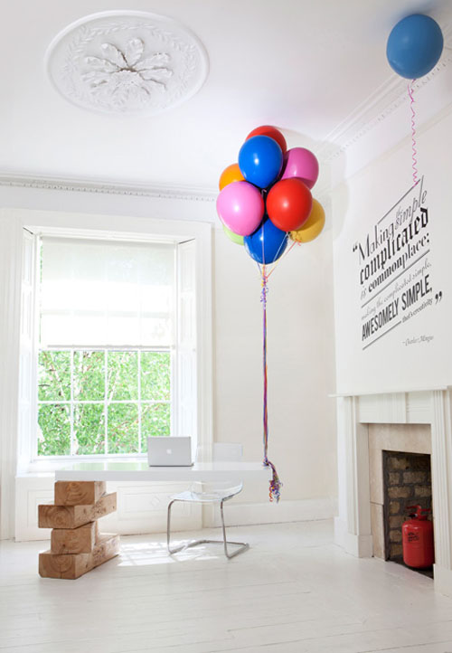 完美平衡用氣球提拉桌板的辦公桌