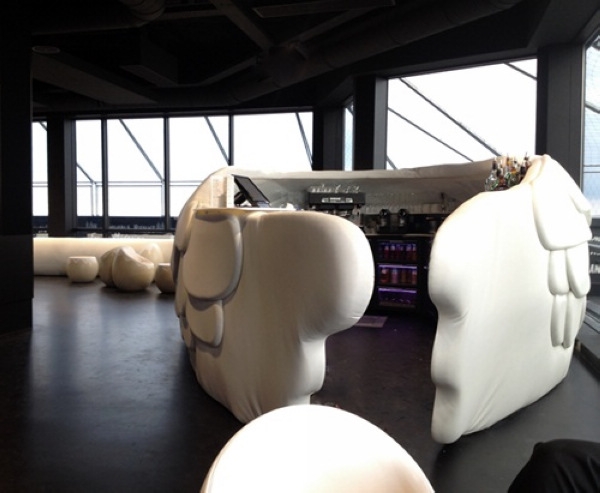 獨特鳥蛋座椅法國南特市鳥巢酒吧