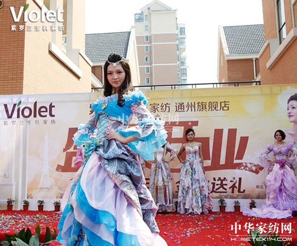 紫羅蘭生機(jī)家紡?fù)ㄖ萜炫灥陠⒛? src="http://www.glenfont.com/Upload/201209/27/201292795345180.jpg" border=0></P>
<P align=left> 紫羅蘭家紡在不斷開(kāi)發(fā)與積累新客戶的同時(shí),也一直感謝著那些陪伴著紫羅蘭成長(zhǎng)的會(huì)員客戶們。是他們的默默關(guān)注與支持,才讓紫羅蘭家紡擁有了璀璨輝煌的今天。特此開(kāi)業(yè)大典之際,紫羅蘭家紡特設(shè)會(huì)員專區(qū),開(kāi)展會(huì)員禮品饋贈(zèng)活動(dòng),熱情感謝會(huì)員們對(duì)紫羅蘭家紡一如既往的信任與支持。</P>
<P align=center><img alt=