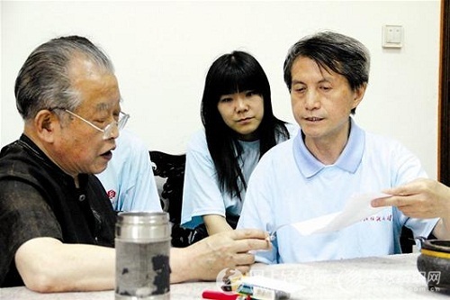 弱視教授馮澤民30年補(bǔ)漢繡空白