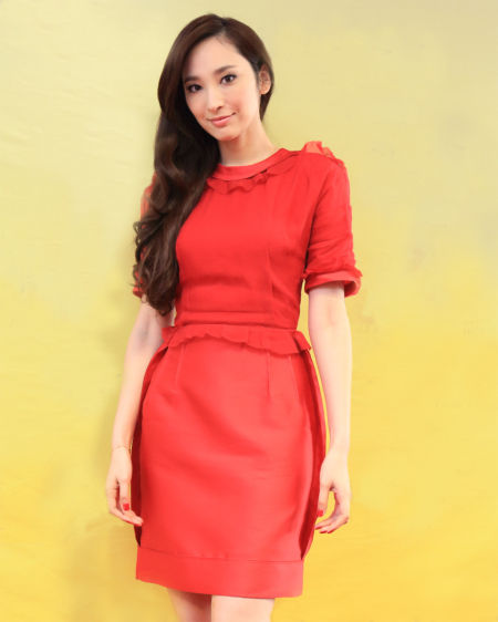 吳佩慈紅裝賀早年 敬業(yè)輕裝上陣