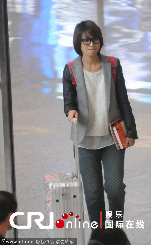 朱丹素顏現(xiàn)身機(jī)場無人識