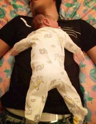 黃奕老公慶女兒滿月