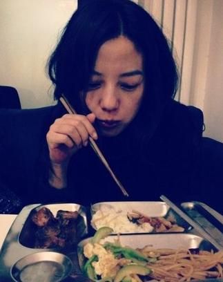趙薇素顏吃便當照曝光