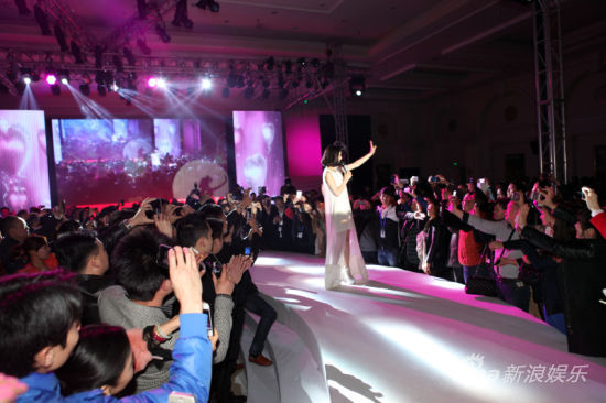 黃圣依時(shí)尚裝扮俏麗短發(fā)顯灑脫