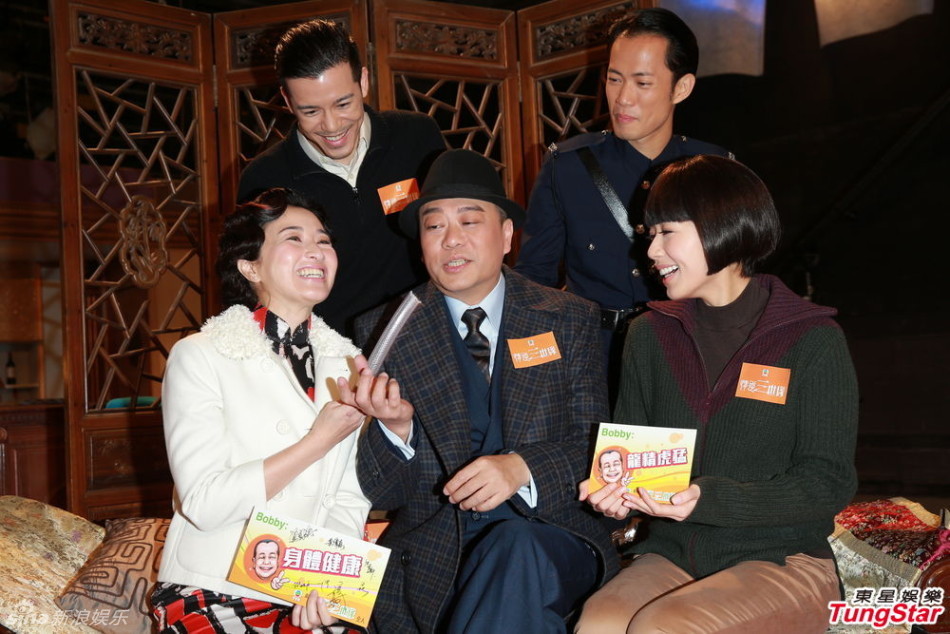 歐陽震華復(fù)工與關(guān)詠荷等合影