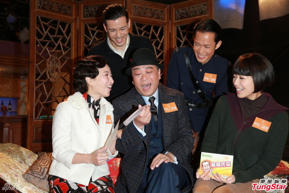 歐陽震華復(fù)工與關(guān)詠荷等合影