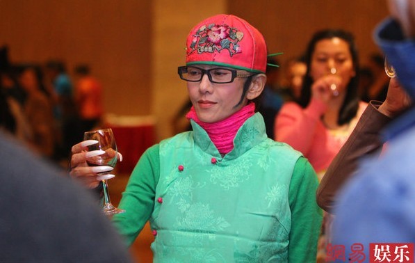 楊麗萍出席慶功宴與眾人推杯換盞