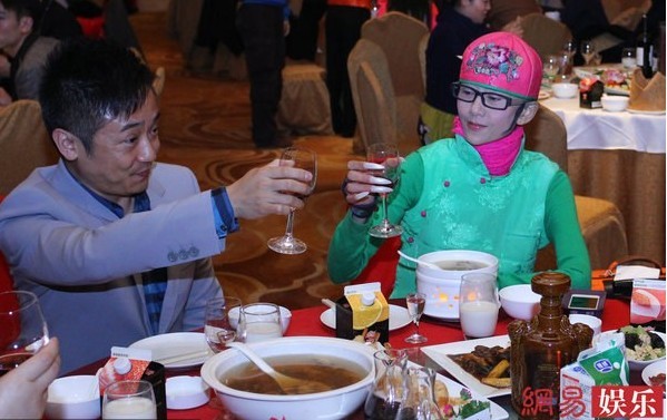 楊麗萍出席慶功宴與眾人推杯換盞