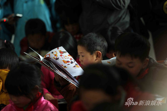 伊能靜投身公益帶領孩子們讀書