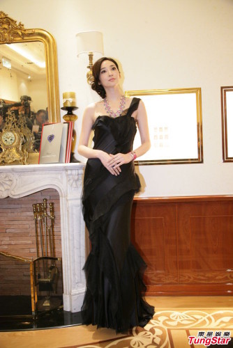 吳佩慈巴黎返臺(tái)走秀嘆無人送珠寶