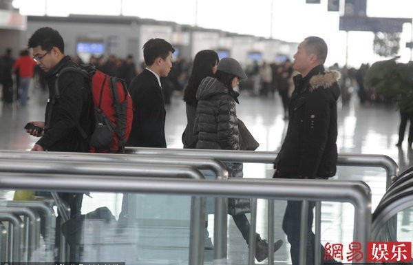 董潔現身機場 見記者玩快閃