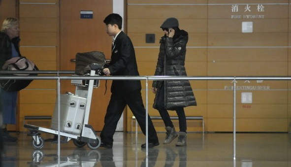 董潔現身機場見記者玩快閃