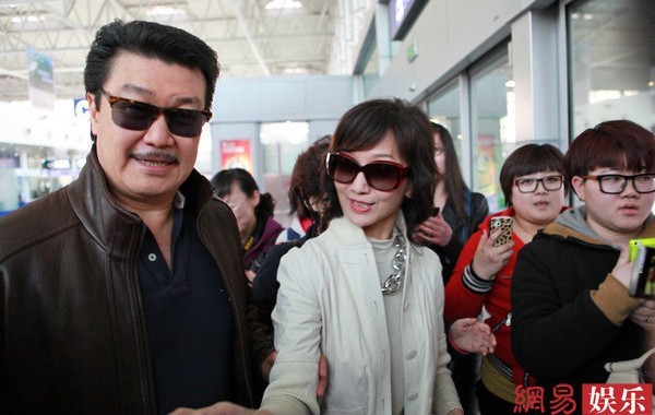 趙雅芝與老公牽手現身機場