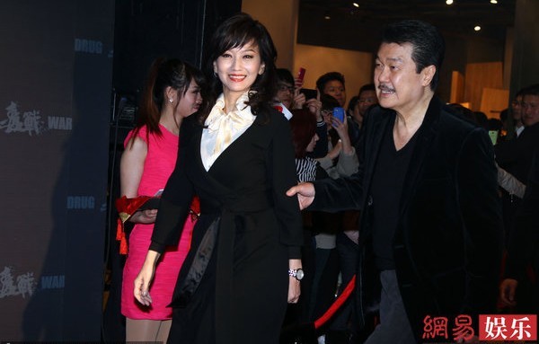 趙雅芝一家亮相最帥兒子攜女友現(xiàn)身