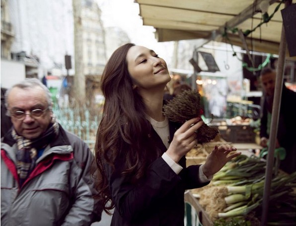 吳佩慈巴黎逛菜市場拿番茄興奮