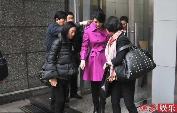 黃奕產(chǎn)后復(fù)出走樓梯獲眾人護(hù)駕