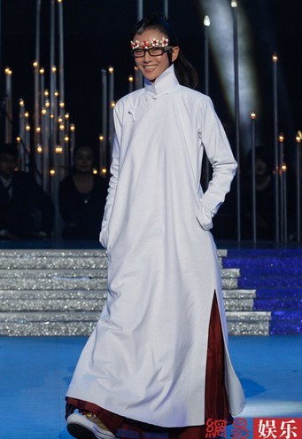 楊麗萍中式褂袍配花邊框鏡現(xiàn)身