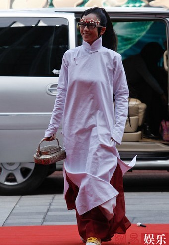 楊麗萍中式褂袍配花邊框鏡現(xiàn)身