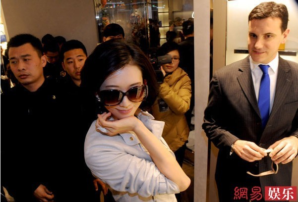 林志玲沈陽(yáng)撈金引圍觀