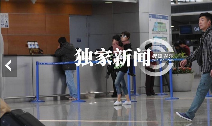馬伊琍舉家出游現身機場不見文章