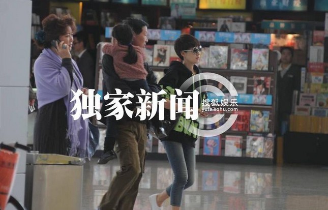 馬伊琍舉家出游現(xiàn)身機(jī)場(chǎng) 不見文章