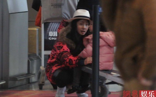 小陶虹獨自攜女現身機場