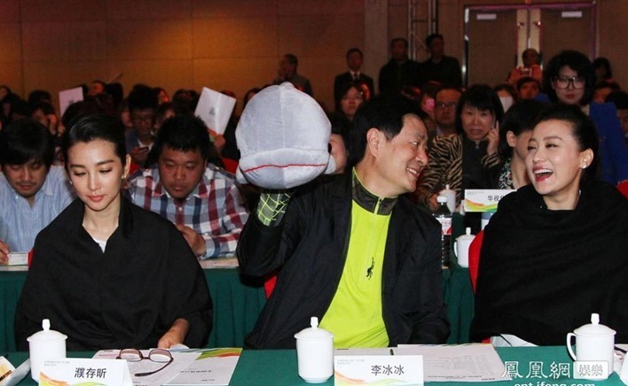 濮存昕出席活動(dòng)與李冰冰熱聊