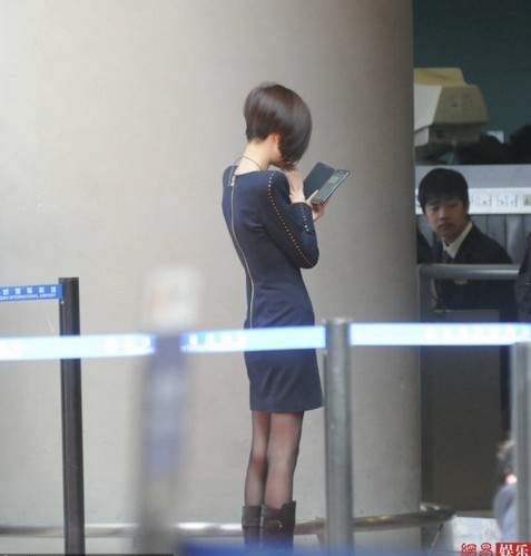 陳魯豫著黑絲現(xiàn)身機場