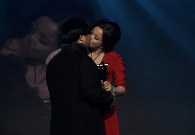 劉曉慶憑"風(fēng)華絕代"封后激吻女導(dǎo)演