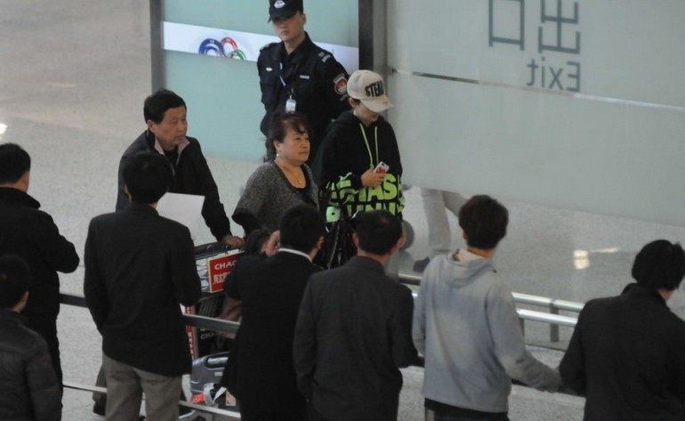 馬伊琍攜父母女兒抵滬