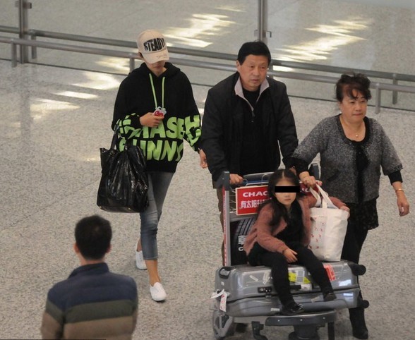 馬伊琍攜父母女兒抵滬