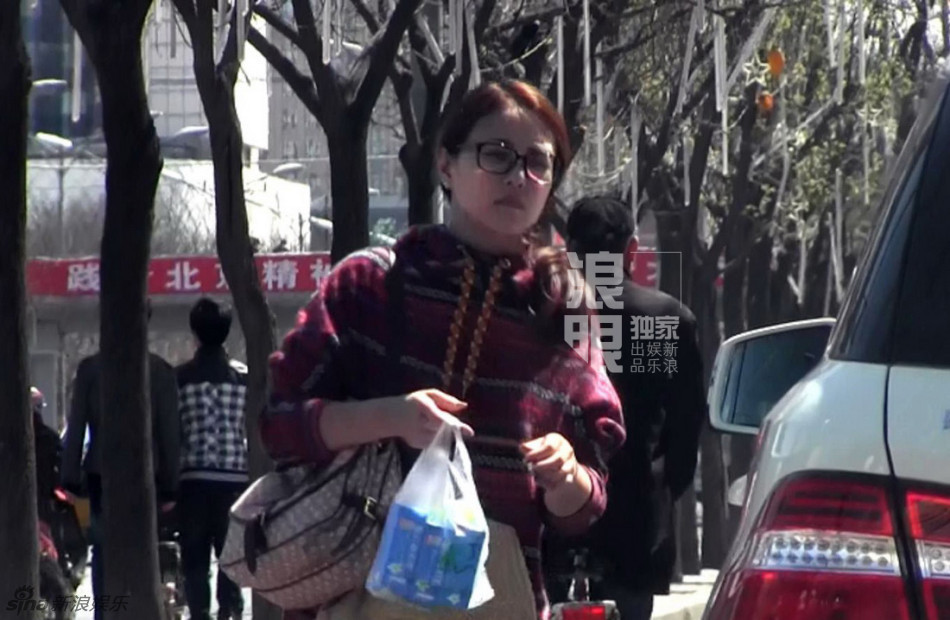 周海媚素顏亮相開車外出買藥