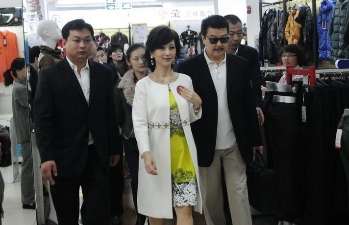 趙雅芝與老公現身商場遭圍堵